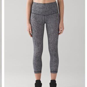 Lululemon Wunder Under Crop (Hi-Rise) (21") Line Up White Black Size 6